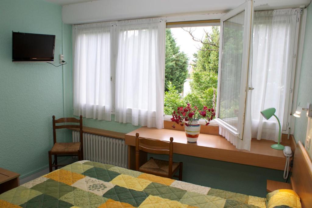 Hotel Le Lyon Bron Bagian luar foto