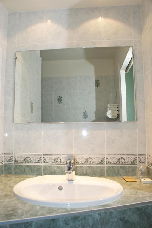 Hotel Le Lyon Bron Bagian luar foto