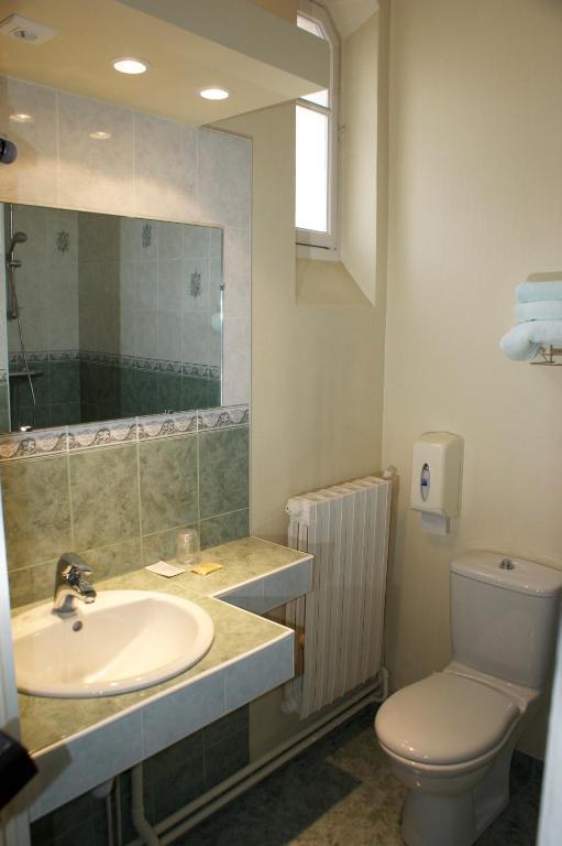 Hotel Le Lyon Bron Bagian luar foto