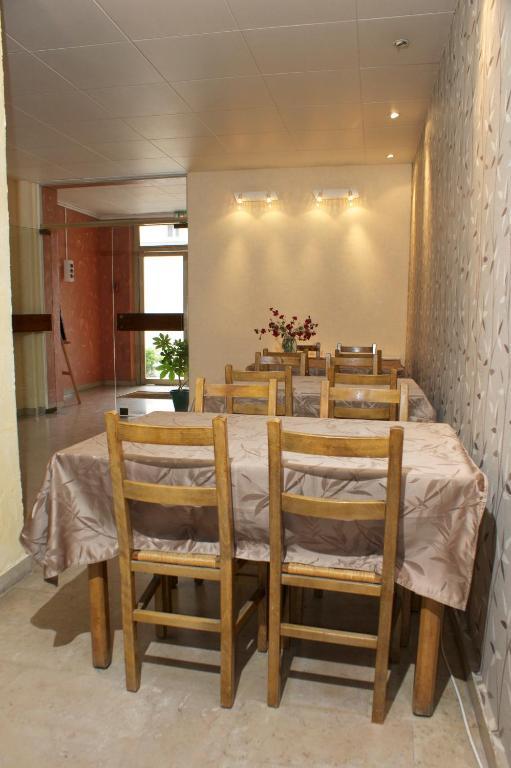 Hotel Le Lyon Bron Bagian luar foto