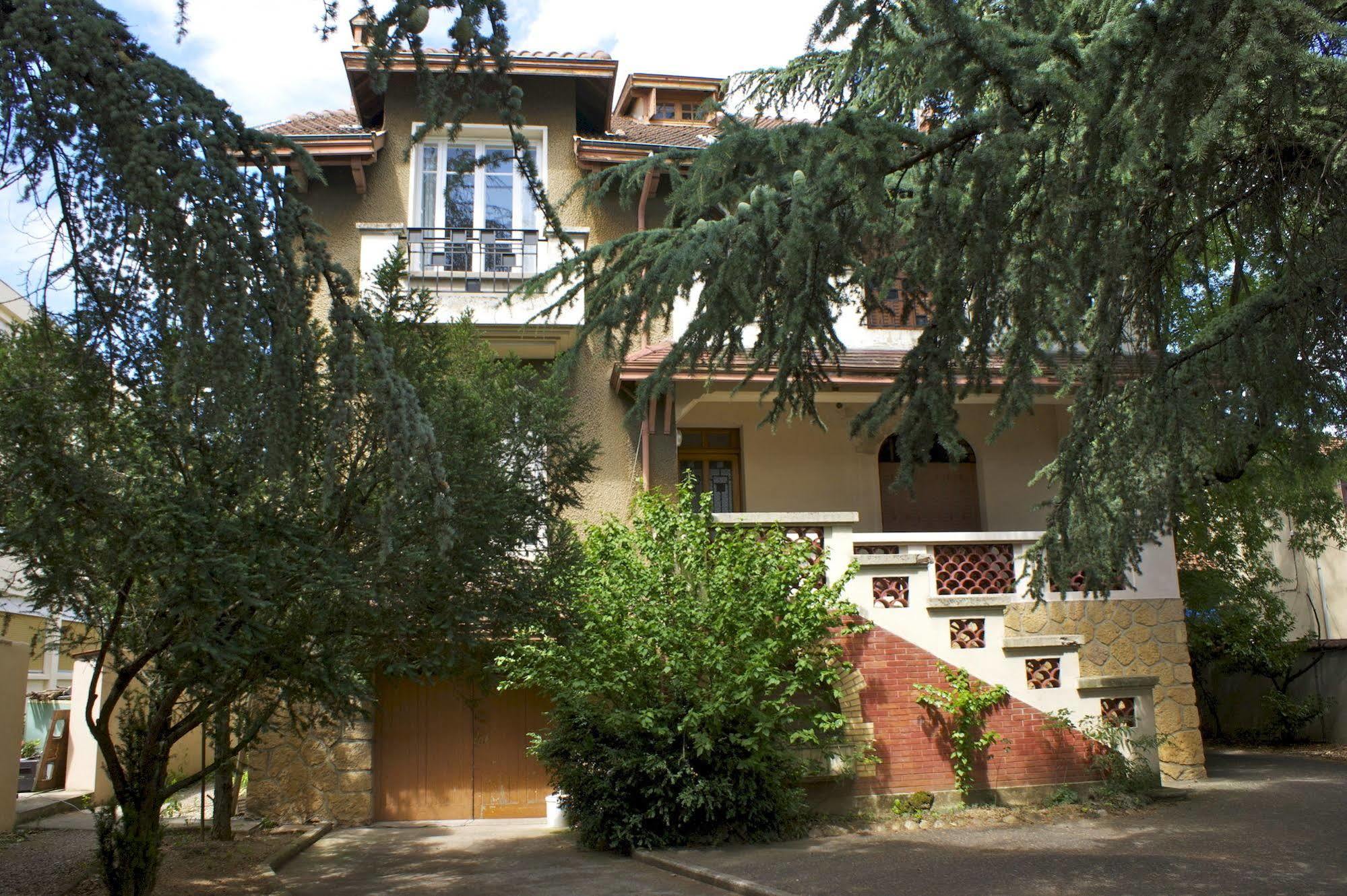 Hotel Le Lyon Bron Bagian luar foto