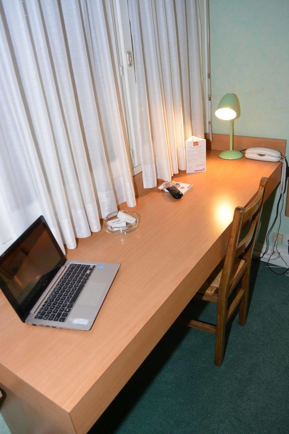Hotel Le Lyon Bron Bagian luar foto