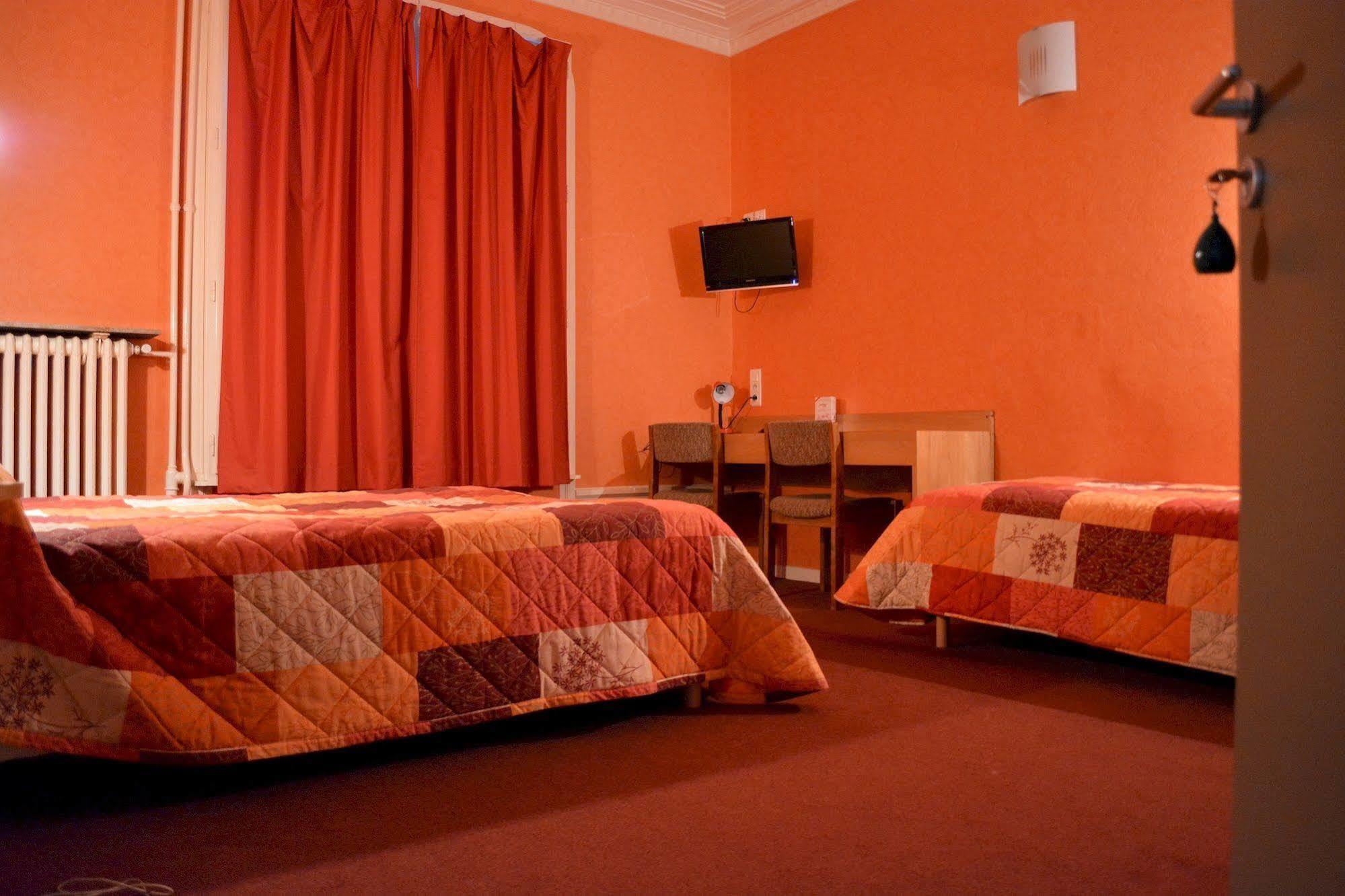Hotel Le Lyon Bron Bagian luar foto