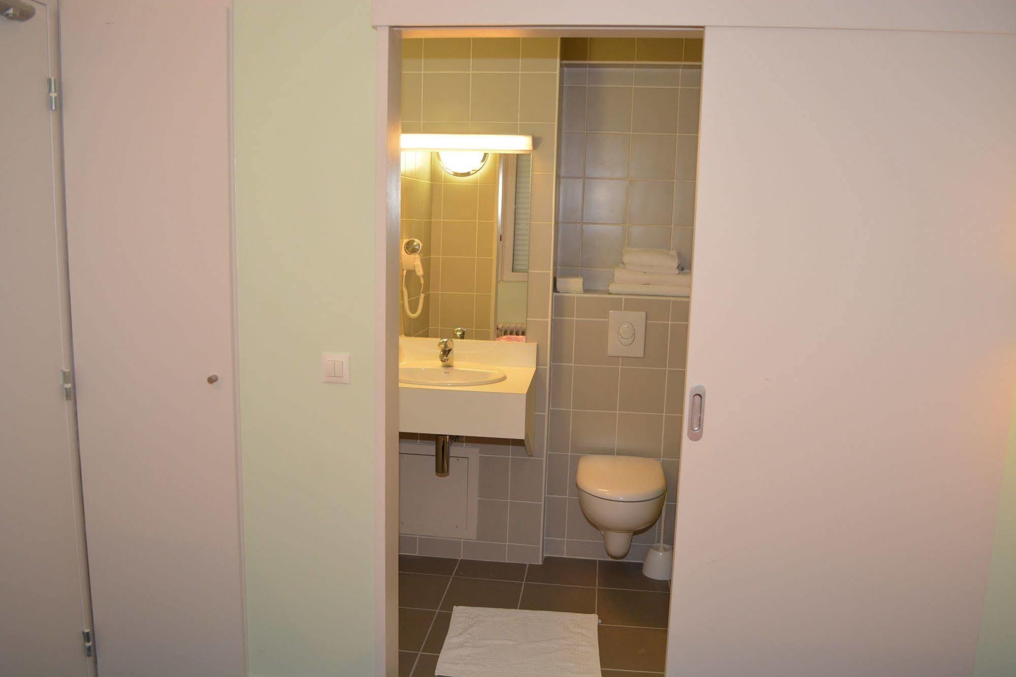 Hotel Le Lyon Bron Bagian luar foto