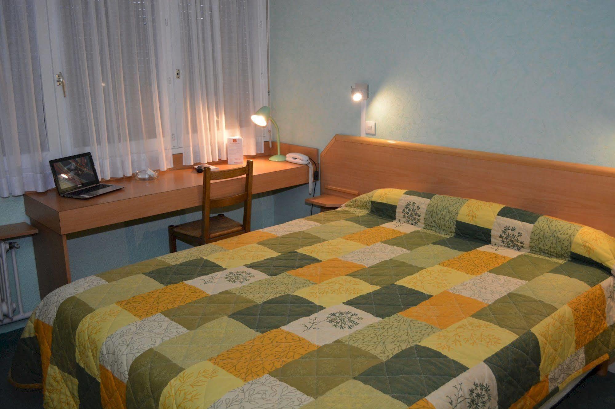 Hotel Le Lyon Bron Bagian luar foto