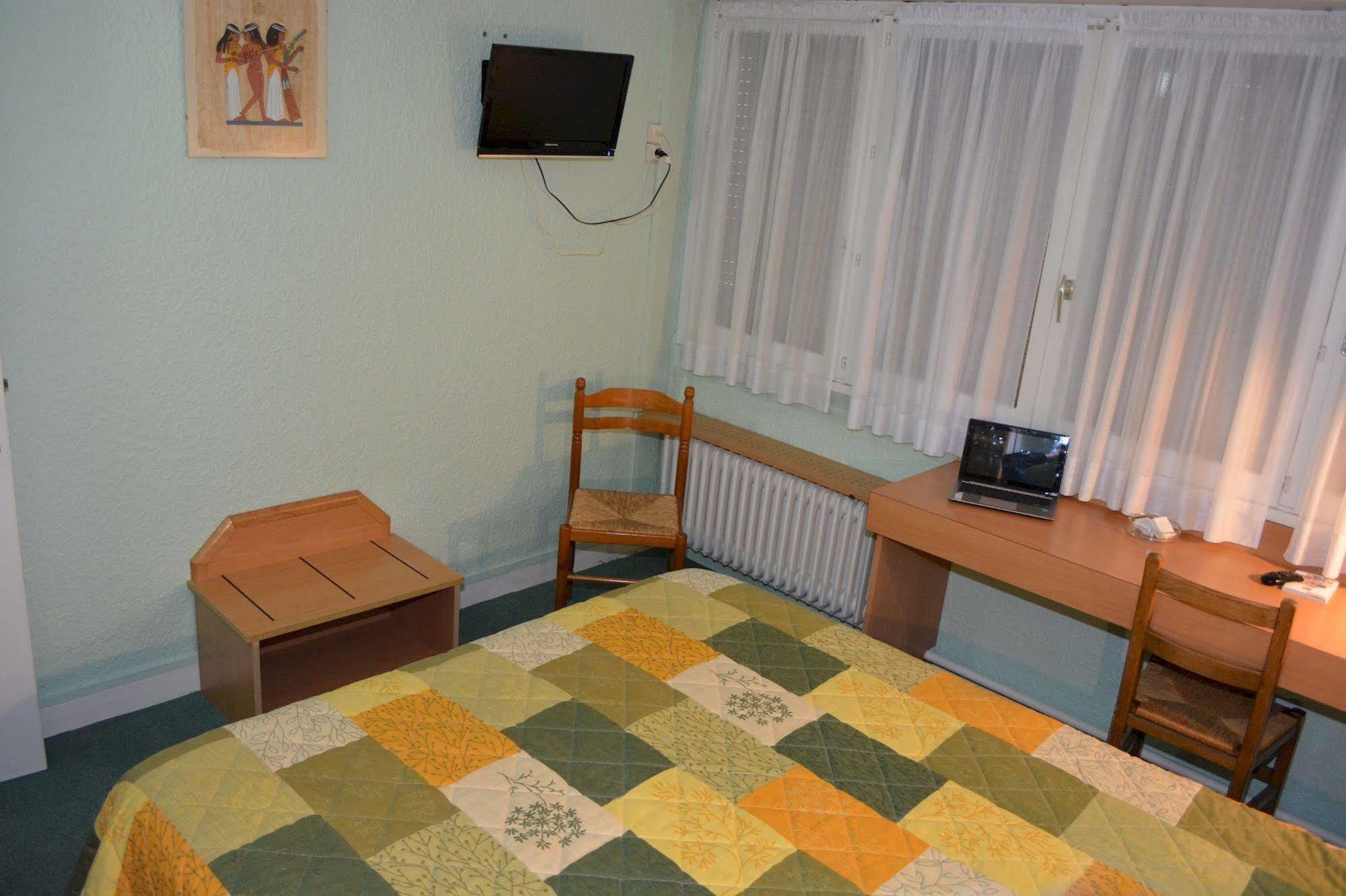Hotel Le Lyon Bron Bagian luar foto