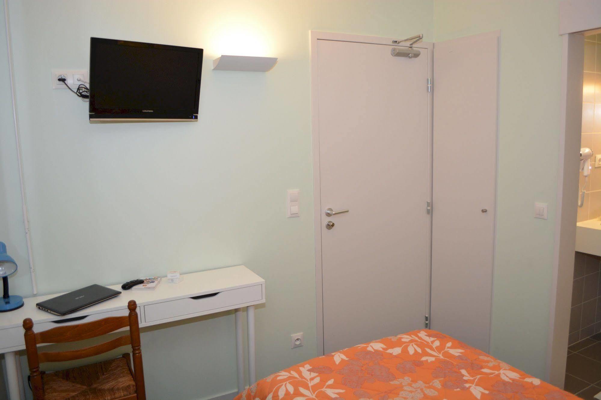 Hotel Le Lyon Bron Bagian luar foto
