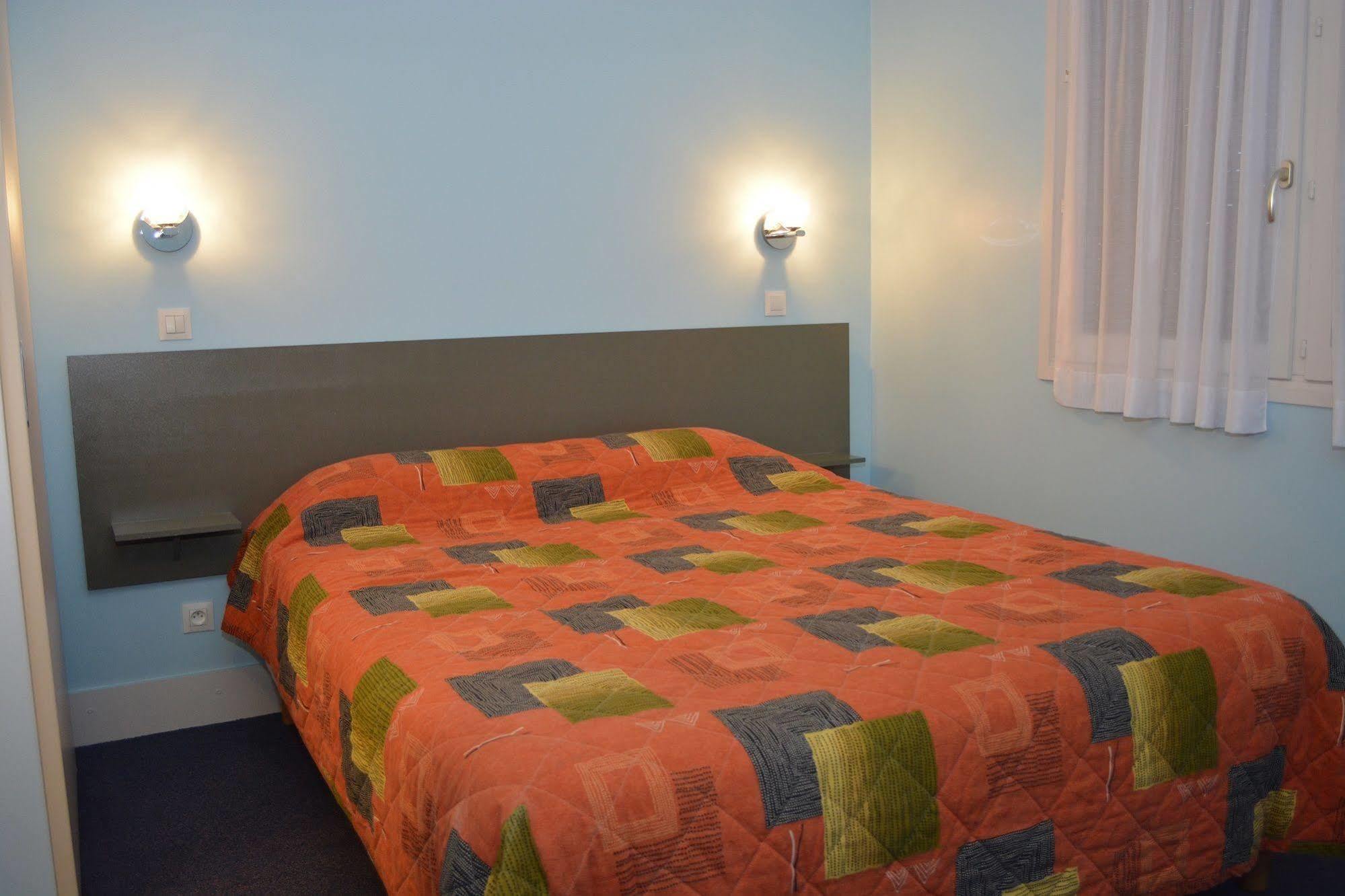 Hotel Le Lyon Bron Bagian luar foto