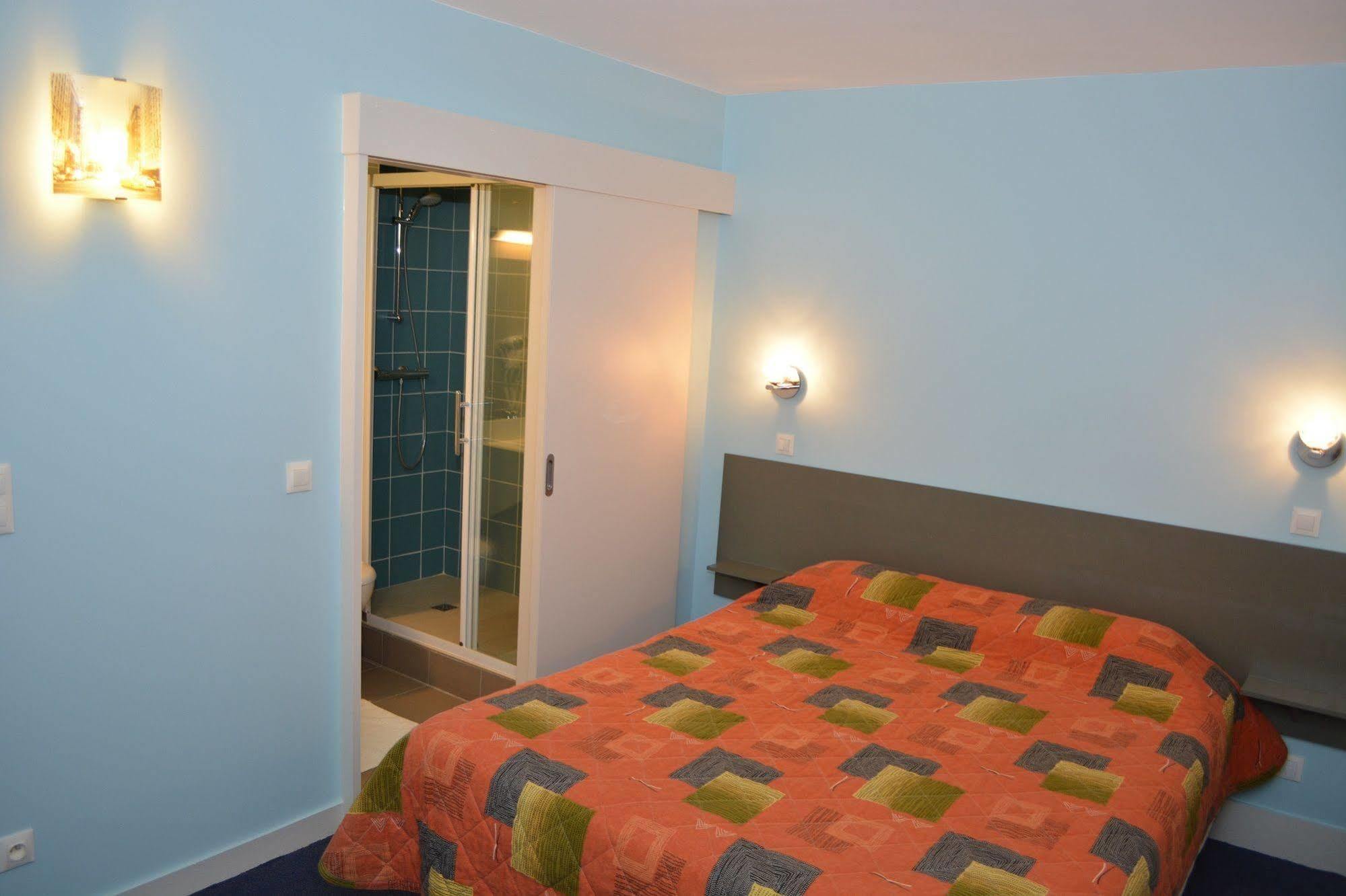 Hotel Le Lyon Bron Bagian luar foto