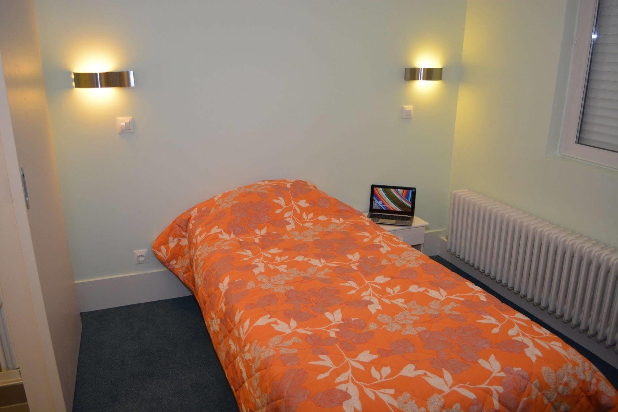Hotel Le Lyon Bron Bagian luar foto