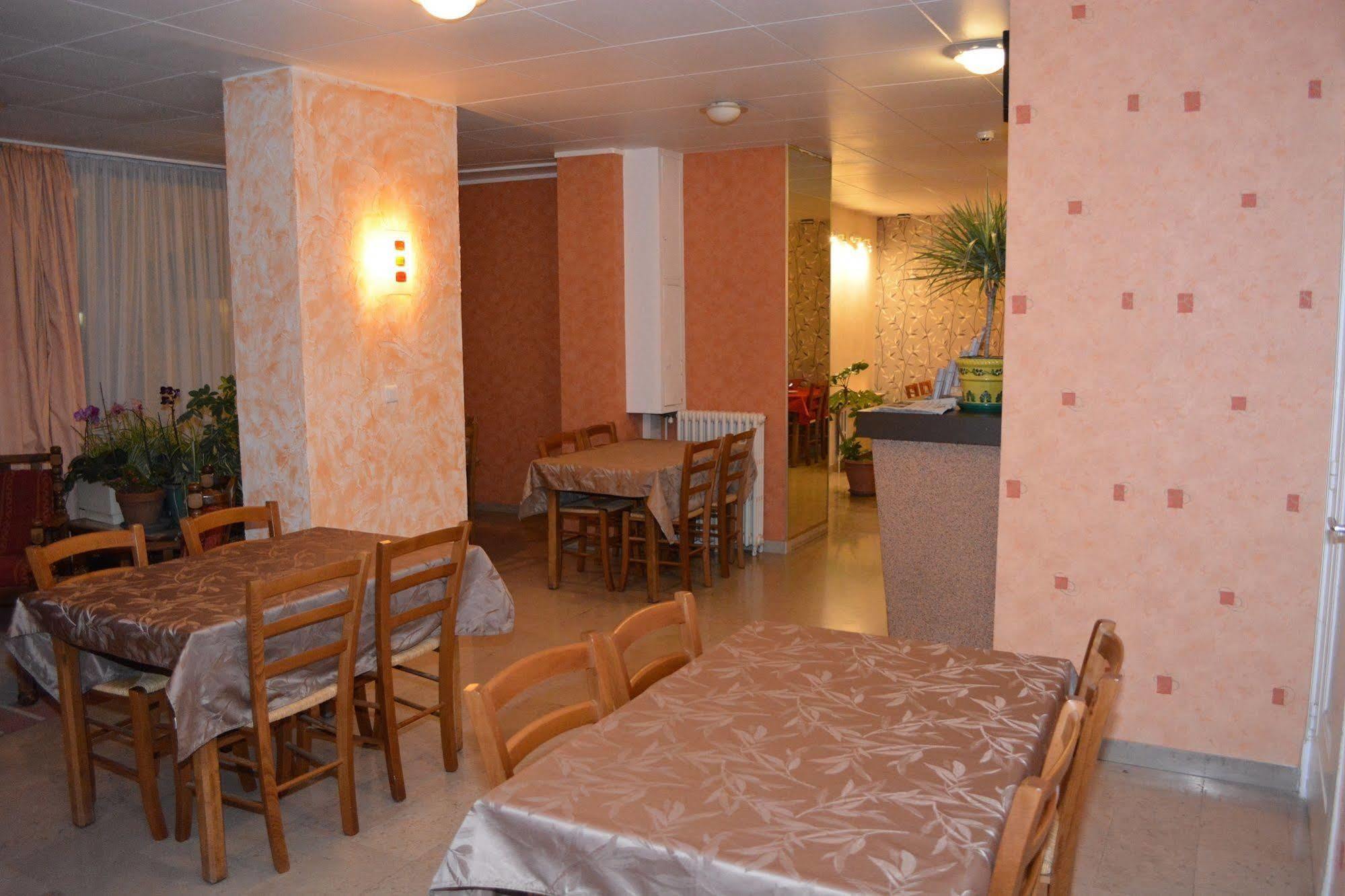 Hotel Le Lyon Bron Bagian luar foto