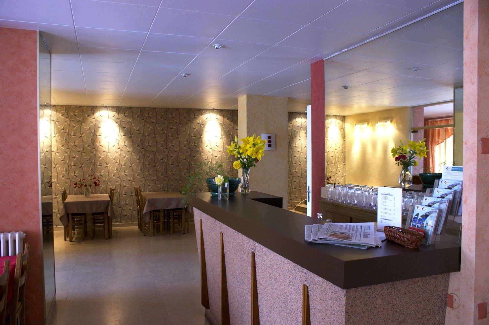 Hotel Le Lyon Bron Bagian luar foto