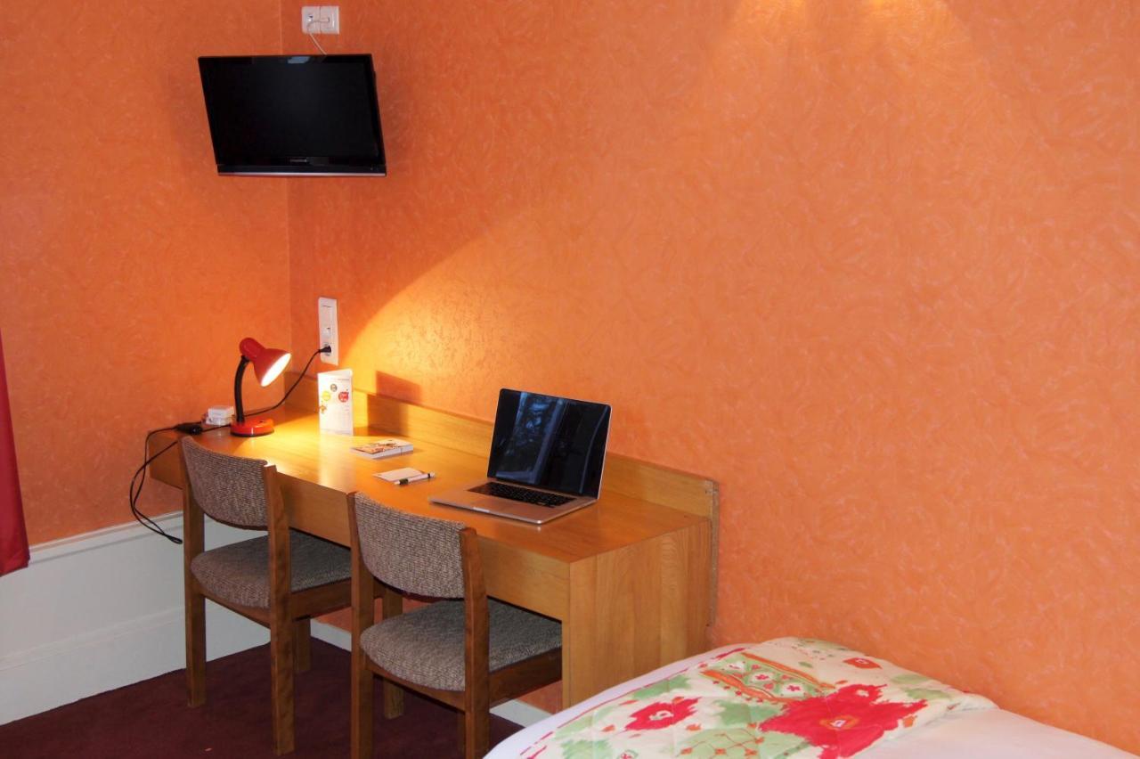 Hotel Le Lyon Bron Bagian luar foto
