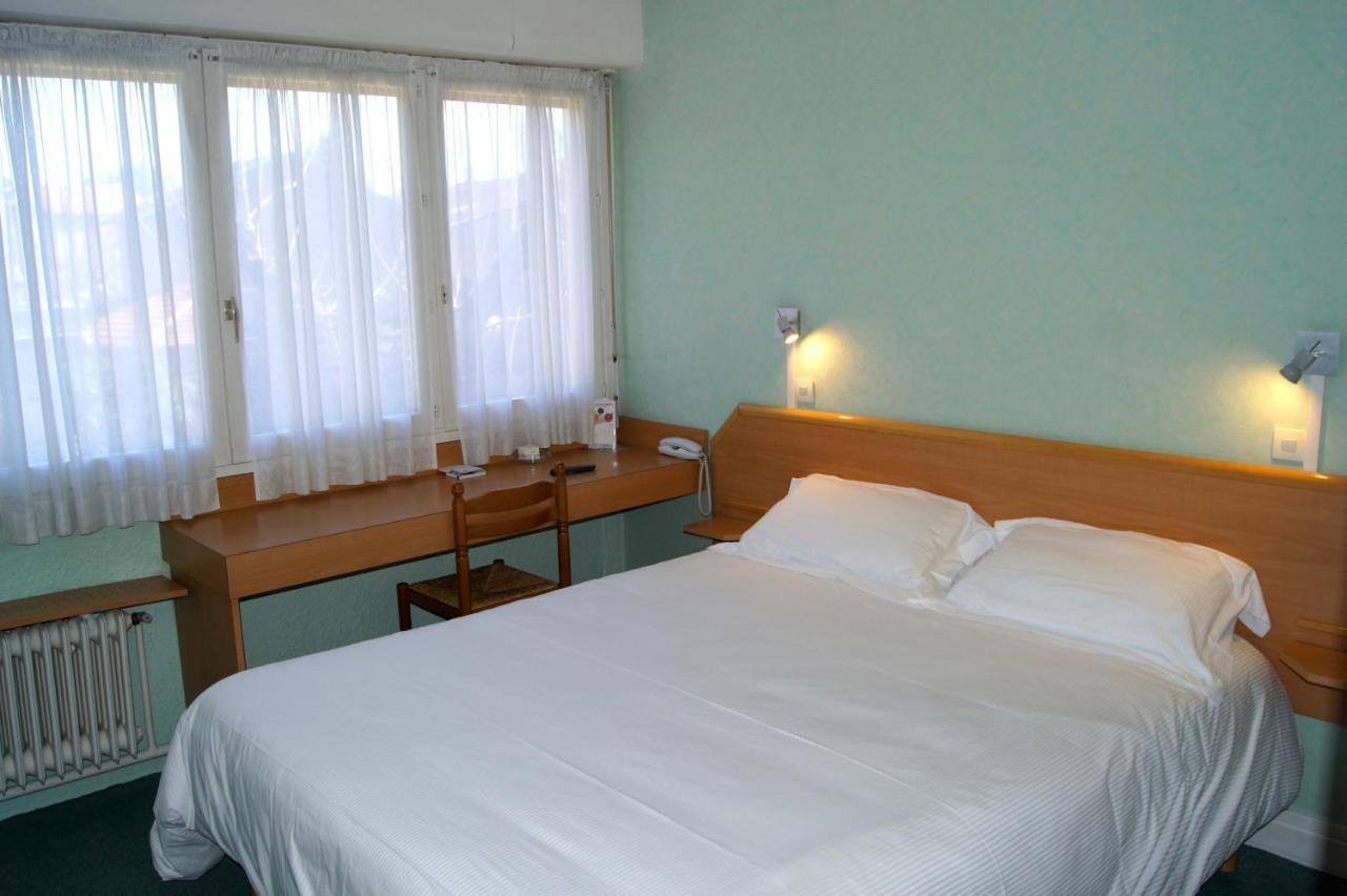Hotel Le Lyon Bron Bagian luar foto