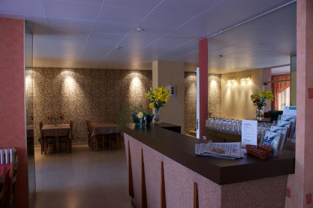 Hotel Le Lyon Bron Bagian luar foto