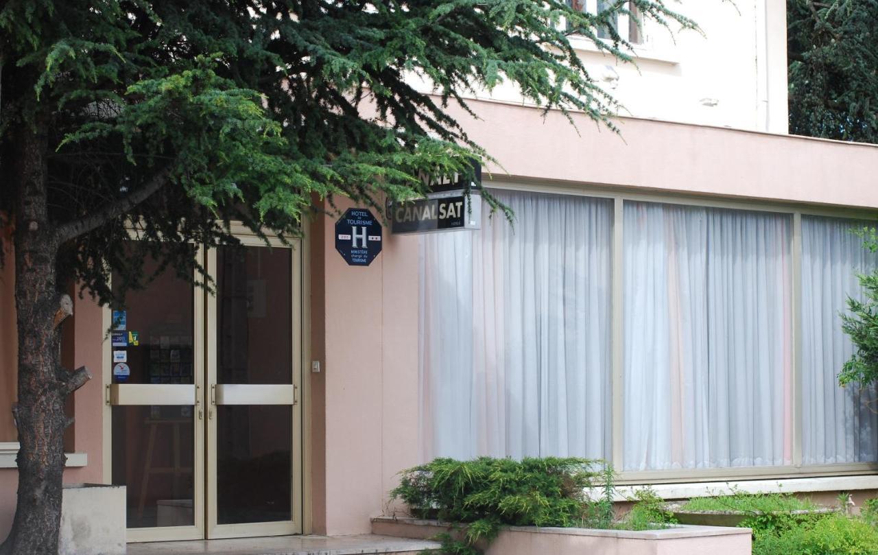 Hotel Le Lyon Bron Bagian luar foto