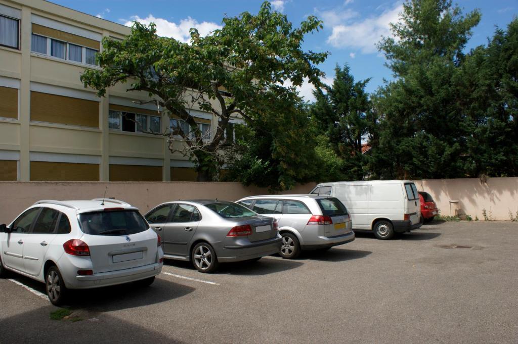 Hotel Le Lyon Bron Bagian luar foto