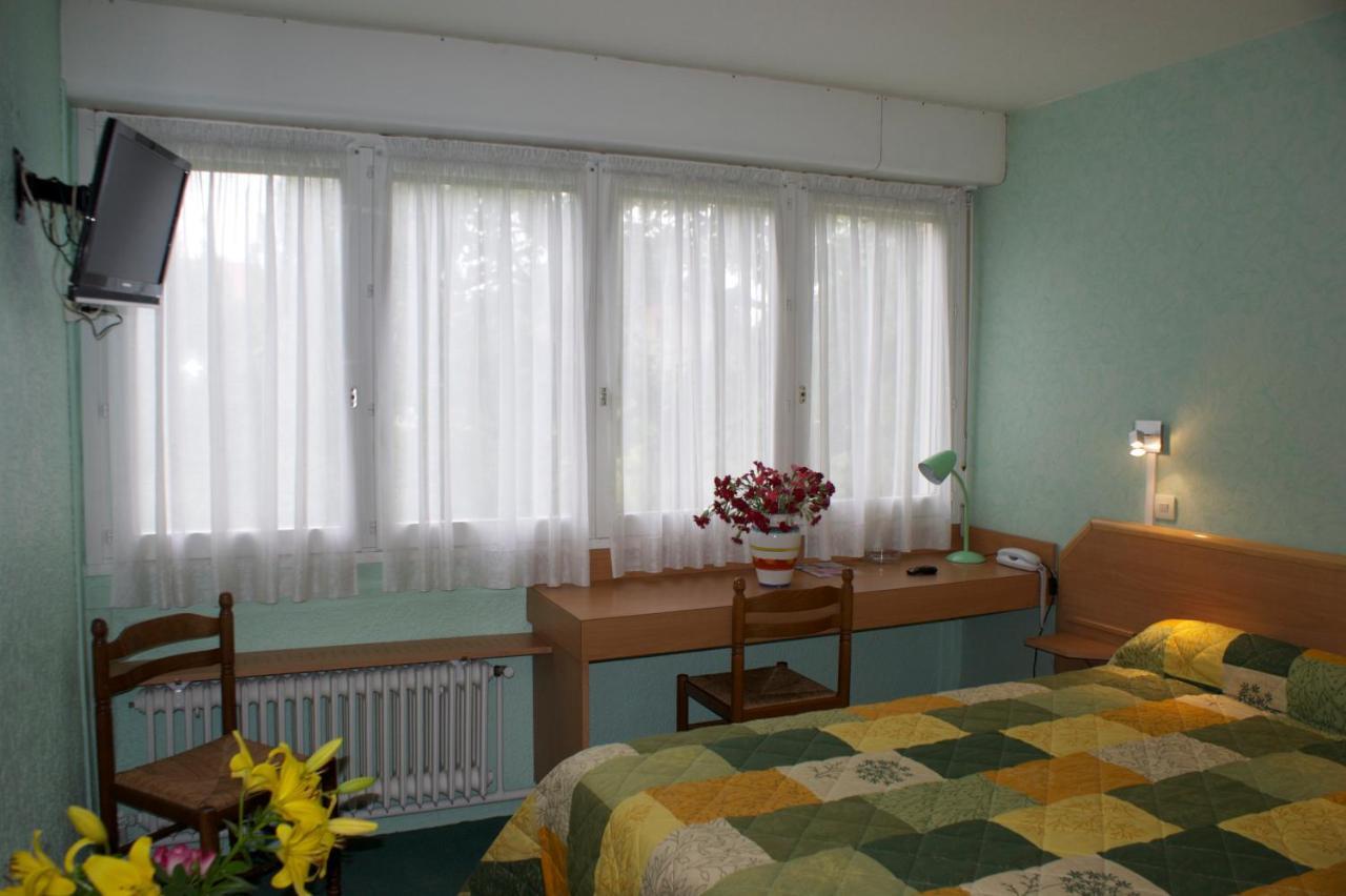Hotel Le Lyon Bron Bagian luar foto