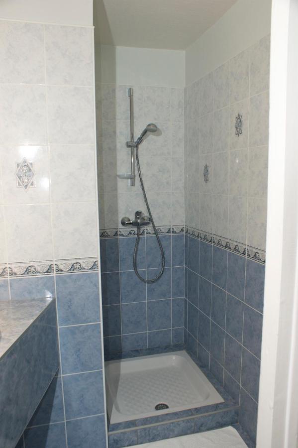 Hotel Le Lyon Bron Bagian luar foto
