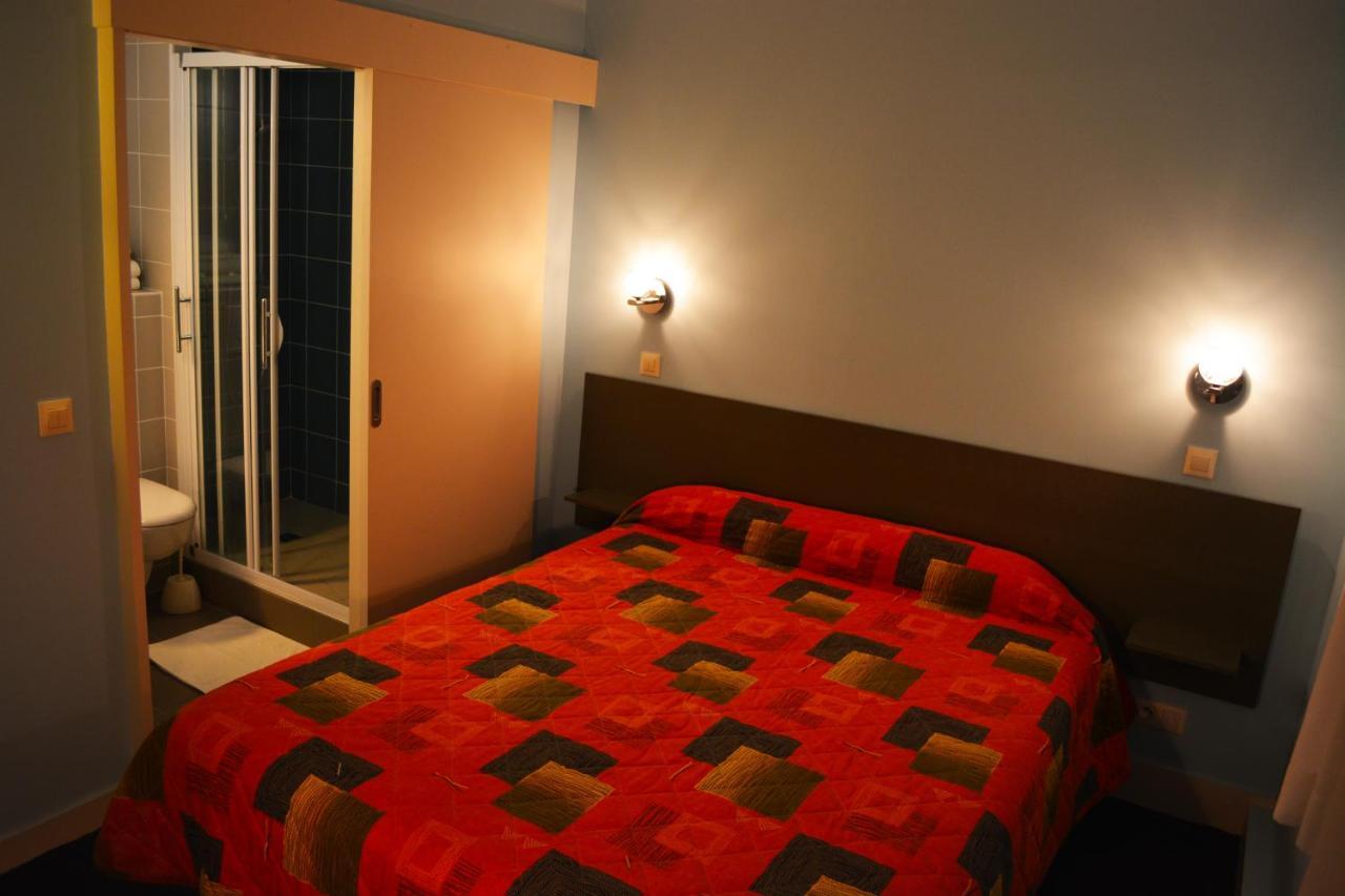 Hotel Le Lyon Bron Bagian luar foto
